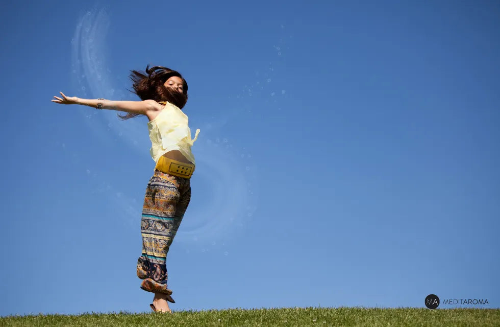 Mujer estirándose con los brazos hacía arriba para obtener energías.