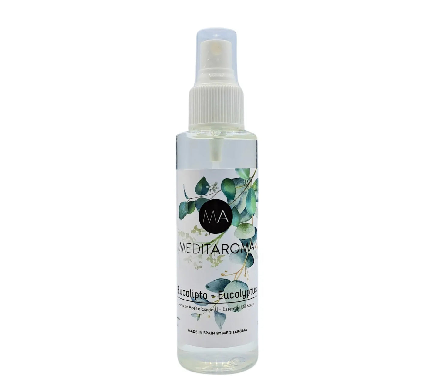 Botella de spray de aceite esencial de eucalipto. El envase, con un diseño elegante y sencillo, emana un aura de pureza y energía revitalizante. La composición evoca la sensación refrescante y las propiedades purificadoras del eucalipto