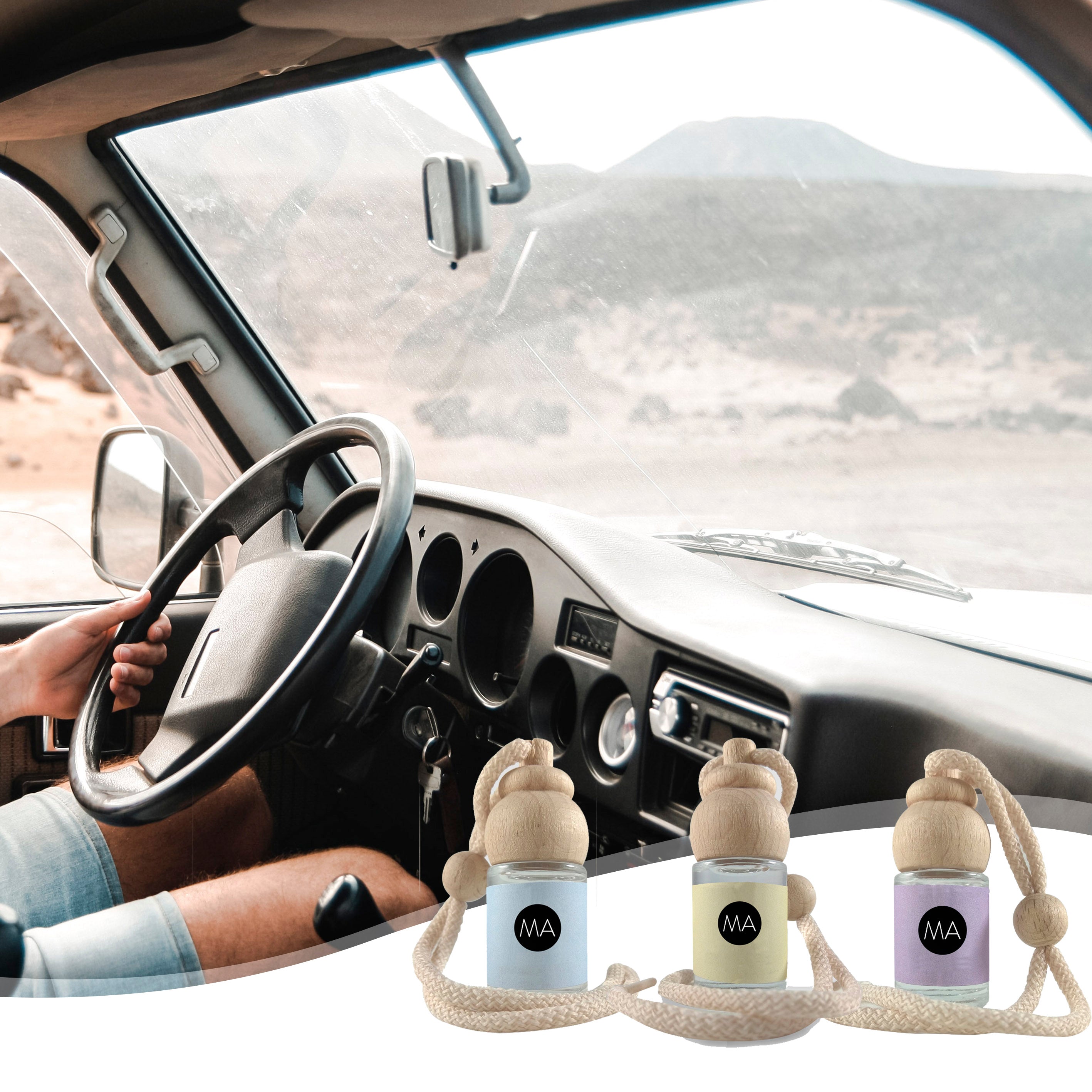 Ambientadores de coche para colgar en el espejo retrovisor, al fondo se ve el interior de un coche 