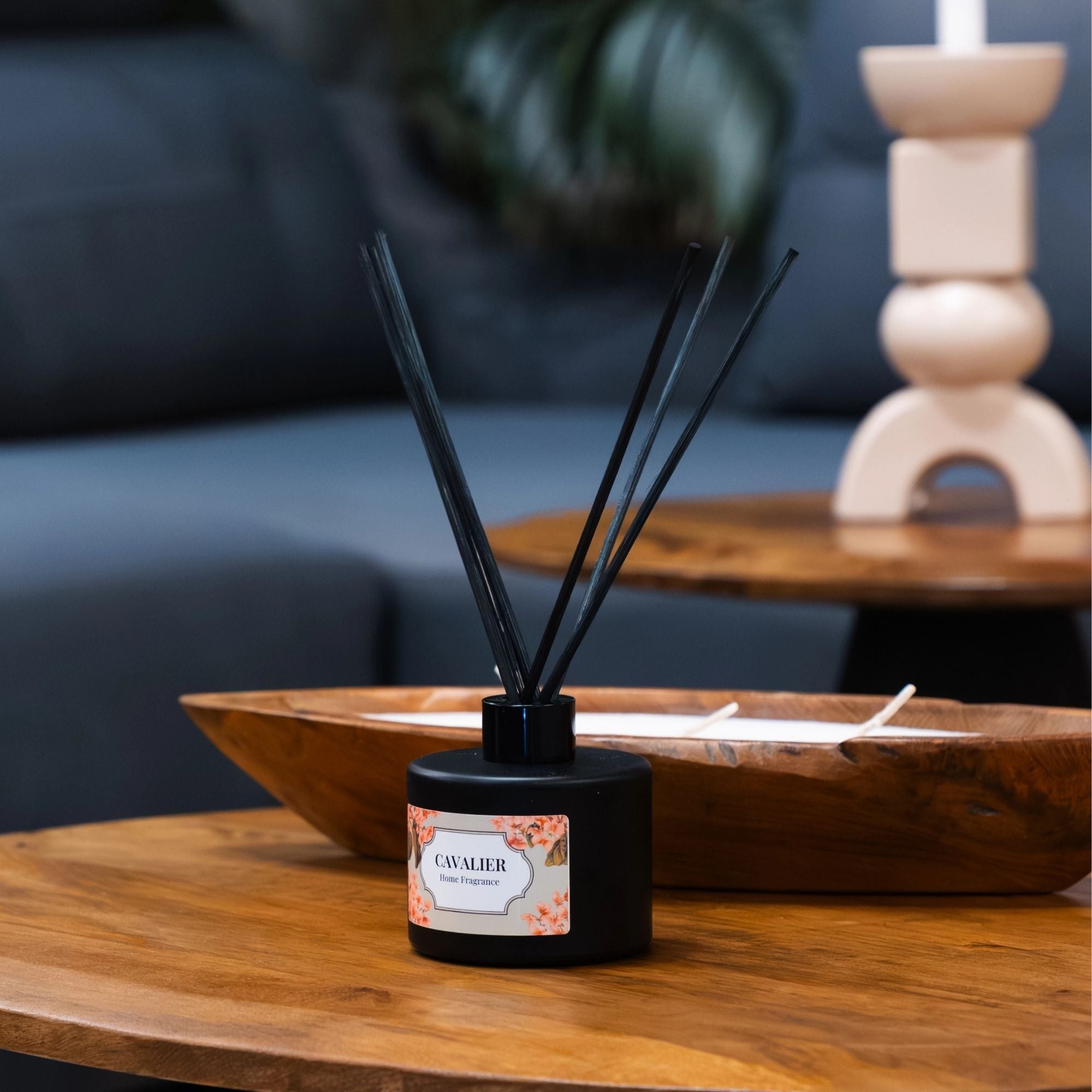 ambientador de varillas bote negro mate en salón decorativo
