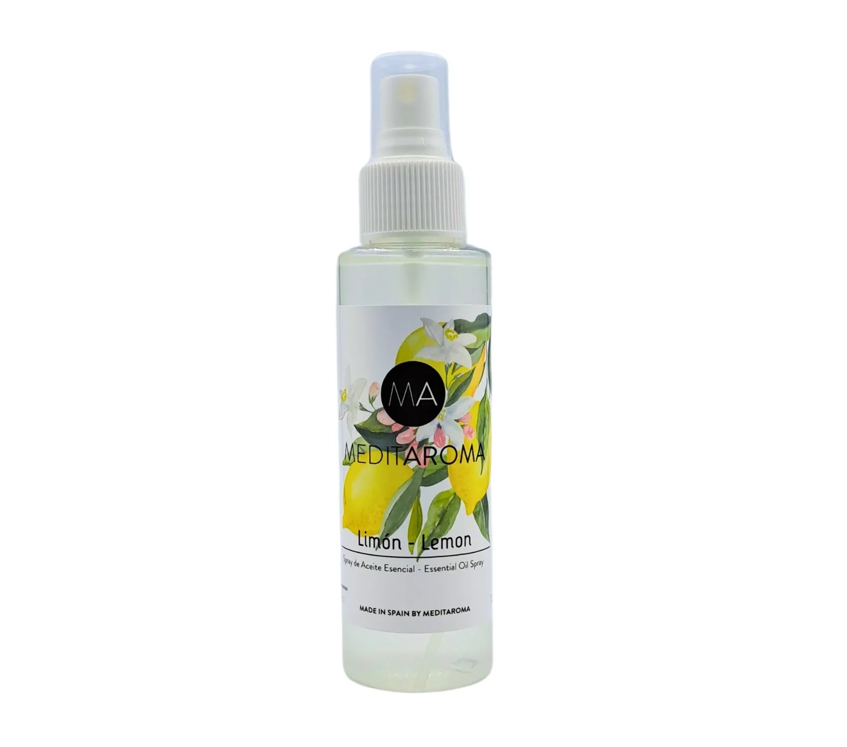 Botella de spray de aceite esencial de limón sobre un fondo blanco brillante, evocando una sensación de frescura y energía. El envase, con vibrantes toques de amarillo, destaca entre limones y hojas verdes de limonero, simbolizando la pureza y el vigor revitalizante del aroma cítrico
