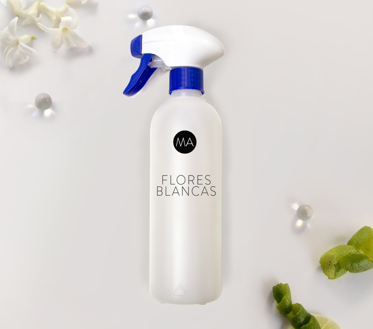Ambientador Spray fragancia Flores Blancas Perfume con fondo decorativo.